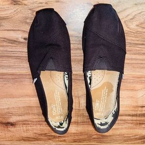 Toms in Black